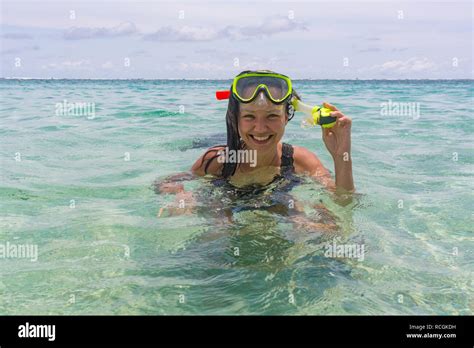 Junge frau bikini liegend am a strand Fotos und Bildmaterial in hoher Auflösung Alamy