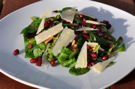 Feldsalat Mit Pinienkernen Granatapfel Parmesan Und Schinkenw Rfeln