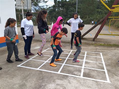 Projeto de Extensão jogos e brincadeiras populares na Escola