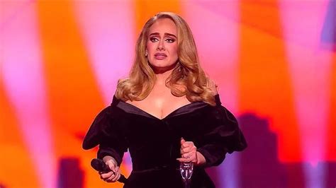 Adele La Chanteuse Interrompt Son Concert Pour Annoncer Son Probl Me