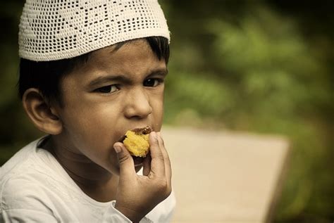 Pentingnya Mengajarkan Adab Makan Kepada Anak