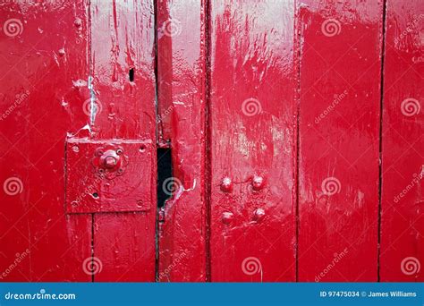 Puertas De Madera Pintadas Rojo Brillante Foto De Archivo Imagen De