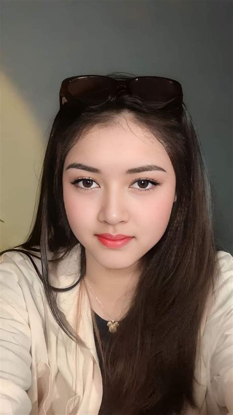 Pin Oleh Alix Watson Di Girl Face Di 2024 High Street Fashion Wanita Cantik Makeup Cantik