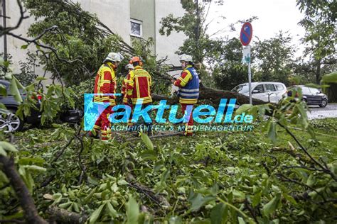 Schwere Sturmsch Den Im L Ndle B Berflutet Baum St Rzt Auf Autos