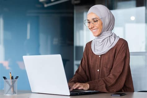 Joven Hermosa Mujer Musulmana En Hiyab Trabajando Dentro De Una Mujer