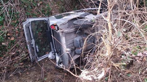 Pollenza Perde Il Controllo Dell Auto Che Si Ribalta E Finisce Nel