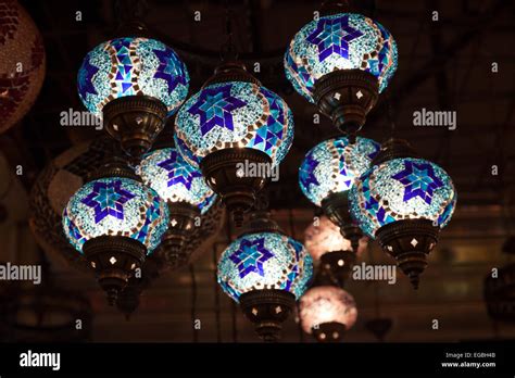 Traditionelle handgefertigte orientalische Lampe. Dubai, Vereinigte ...