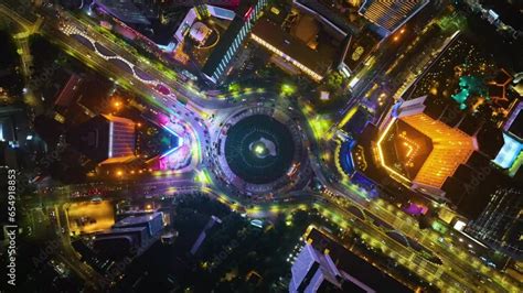 Wideo Stock Aerial View Of Traffic On Roundabout Around Selamat Datang