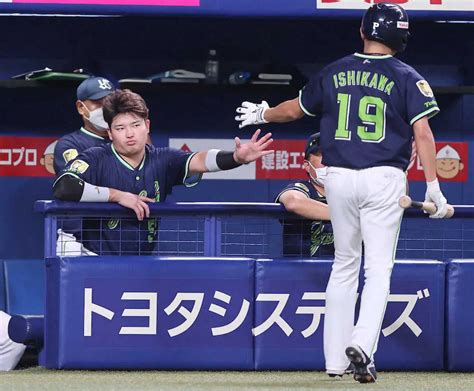 ＜中・ヤ＞6回、送りバントを決めた石川（右）を迎える村上（撮影・椎名 航） ― スポニチ Sponichi Annex 野球