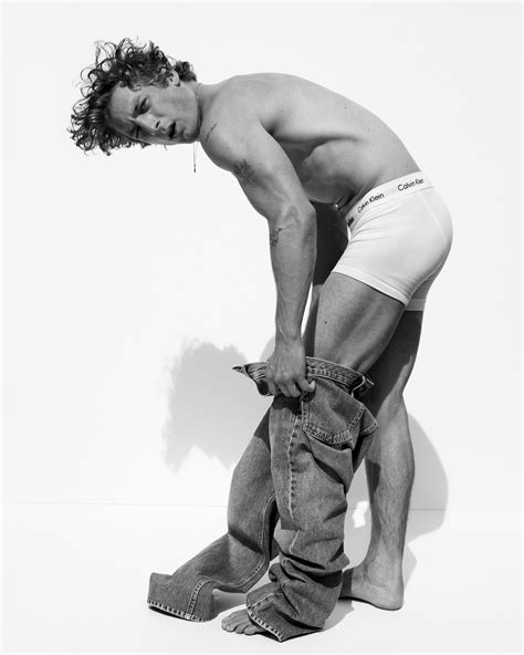 Jeremy Allen White seduce en la nueva campaña de Calvin Klein Vogue