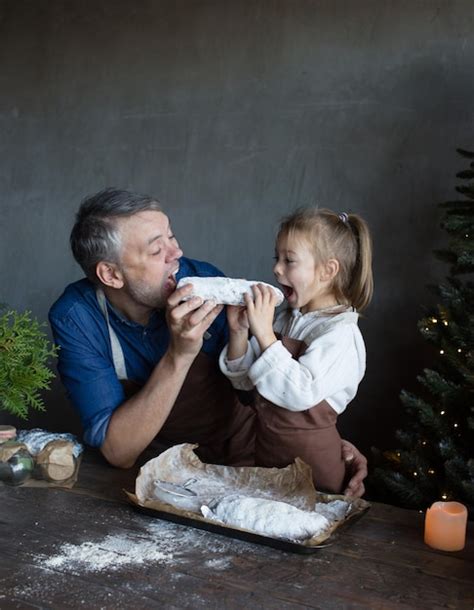 Familia Feliz Padre E Hija Juegan Juntos En La Cocina Mientras Cocinan