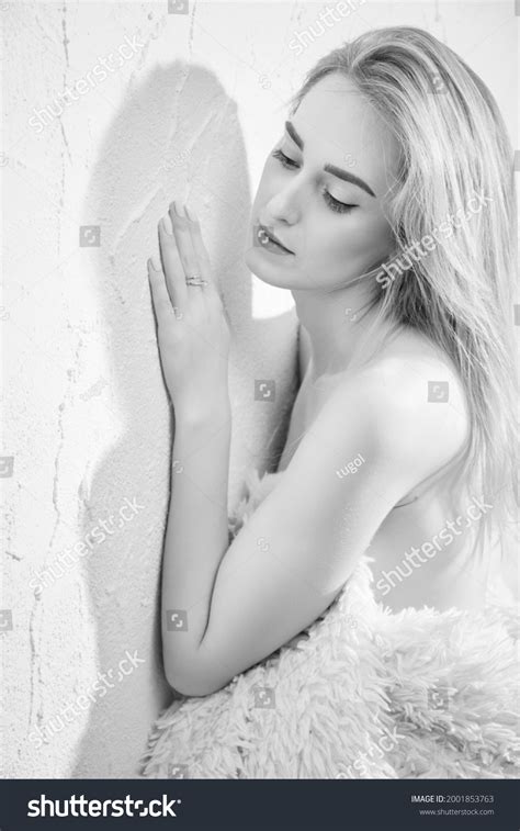 Luxury Slim Nude Woman White Fur Stock Photo 2001853763 Shutterstock