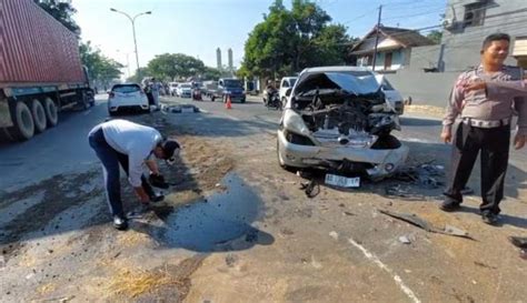 Kecelakaan Beruntun 4 Kendaraan Di Jalan Solo Semarang Pikap Terguling