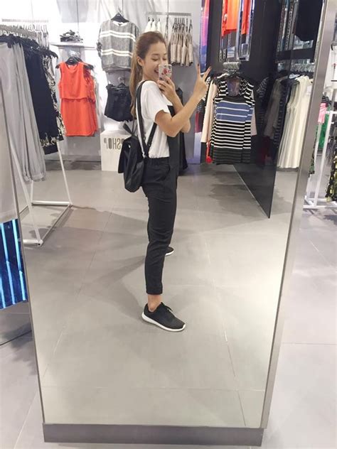 Mặc trời nóng giới hot girl vẫn yêu sneaker như thường