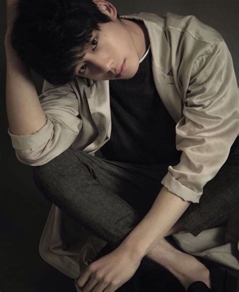 坂口健太郎 Male Poses Kentaro Sakaguchi Pose Reference Photo