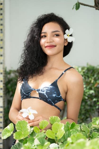 Jeune Femme Mince Corps Bronz En Bikini Sur Les Feuilles De Palmier Femme Rousse Positive Avec