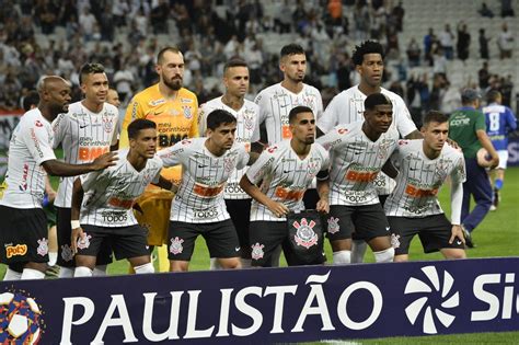 Corinthians mostra evoluções táticas apesar de estar em situação