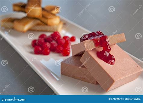 Terrina Del Fegato Dell Anatra Con La Salsa Di Mirtillo Rosso Foie