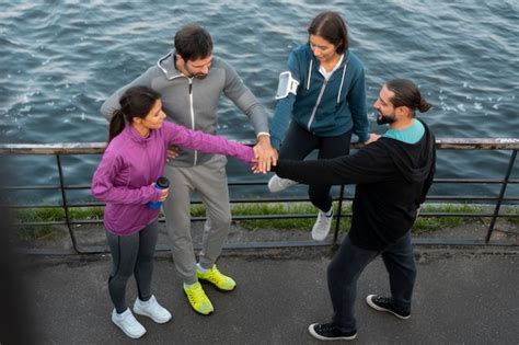 La Gente Latina Se Entrena Al Aire Libre Foto Gratis