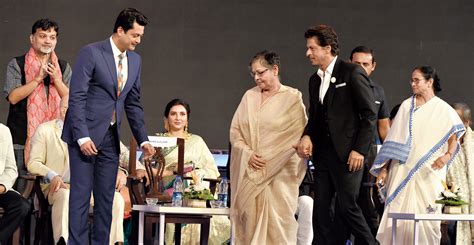 Mom again: Son SRK gets a lesson - Telegraph India