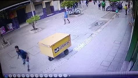 VÍDEO mostra homem sendo esfaqueado no centro de Maceió nunca o vi