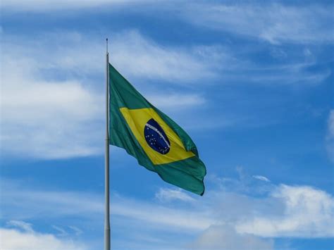 Bandeira Do Brasil Tremulando Ao Vento Bandeira Brasileira Ordem E