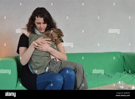 Mère Et Enfant Dans Les Bras Banque De Photographies Et D’images à Haute Résolution Alamy