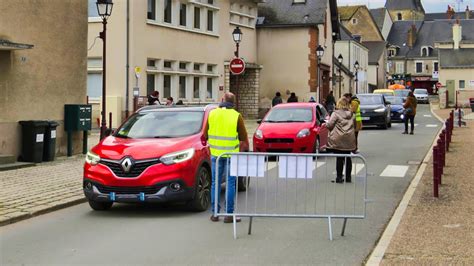 Veuzain Sur Loire Mobilisation Des Parents Contre La Fermeture Dune