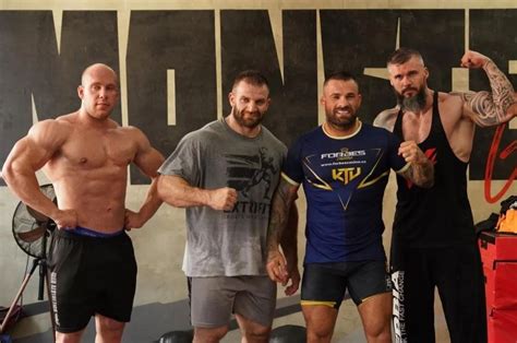 Fotogalerie ke článku: Vémola vzal kulturisty na trénink. Jak se taví ...