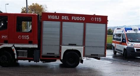 Si Impicca A Un Albero Vicino Al Cimitero Sotto Choc I Familiari Di Un