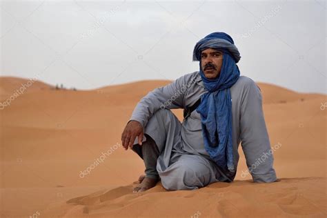 Bedouin man wears traditional clothing in Sahara desert – Stock ...