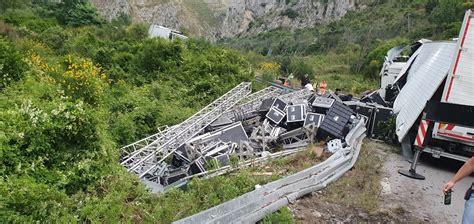 Si Ribalta Il Tir Dello Staff Del Cantante Andrea Sannino L Incidente