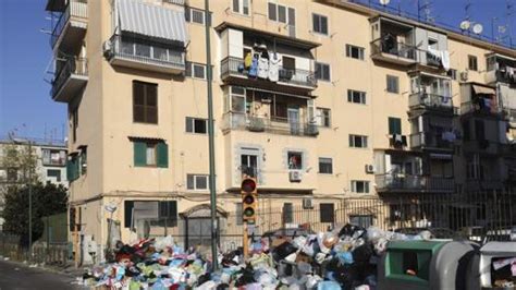 Emergenza Rifiuti A Napoli In Strada 300 Tonnellate Di Spazzatura E