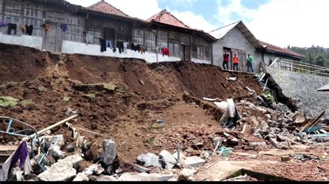 Talud Setinggi Meter Di Kab Semarang Longsor Rusak Rumah Dan Lukai