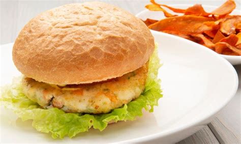 Hamburguesas de pescado con chips de boniato Karlos Arguiñano