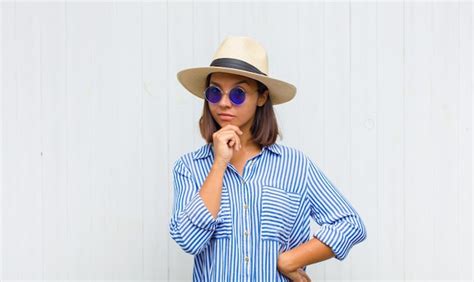 Mujer Latina Que Parece Seria Confundida Insegura Y Reflexiva Dudando Entre Opciones O