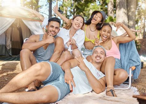 Los Amigos Retratan Y Acampan En El Bosque Con Aventura Y Diversidad