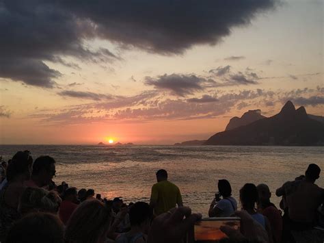 Arpoador Lotado Tem Aplausos Para P R Do Sol Na Ltima Sexta Feira De