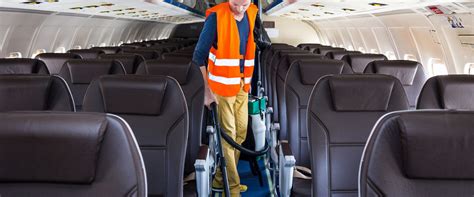 Мойдодыр на борту: как проходит уборка самолетов после рейсов