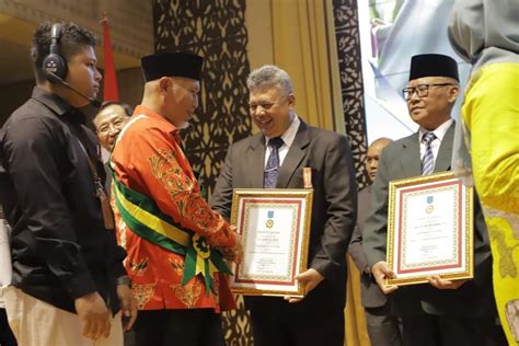 Wako Solok Mendapat Penghargaan Tokoh Madya Penggerak Koperasi Nasional