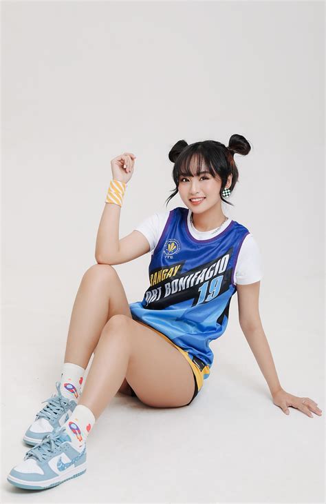 Các hot girl Valorant Việt Nam cosplay đặc vụ Neon