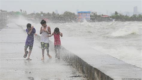 Typhoon Doksuri: 6 dead, thousands evacuated in Philippines – DW – 07 ...