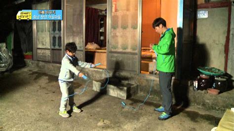 HOT 아빠 어디가 종국 삼촌과 몸풀기 축구하는 준이 연신 으히히히 20131103 YouTube