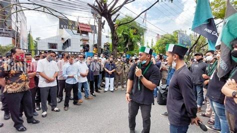 Gelar Aksi Di Depan DPRD Kota Banjarmasin HMI Sampaikan Lima Tuntutan