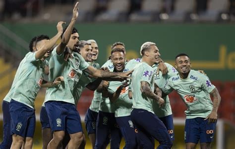 Seleção brasileira faz 2º treino no Catar sob olhares de membro da