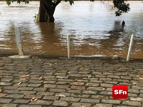 Rio Pomba continua subindo e água volta pelos bueiros em distrito de