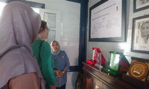 Professor Katharine Wanita Asal Australia Kunjungi Museum Rumah