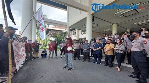 Tolak Kenaikan Harga BBM Puluhan Mahasiswa Di Kota Pontianak Gelar