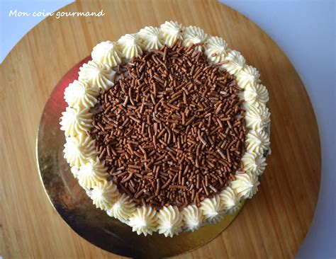 Naked cake à la banane et au glaçage caramel