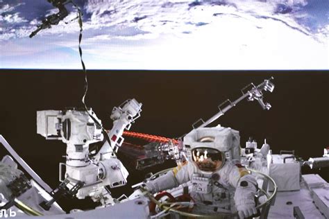 Китайские космонавты совершили выход в открытый космос - Российская газета